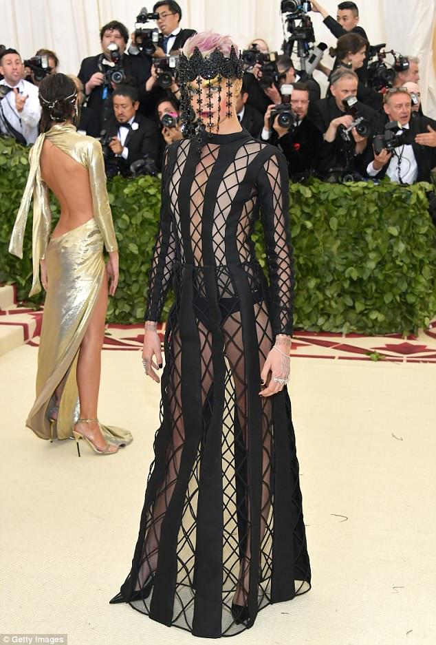 Cara_Delevingne_Debuts_Pink_Hair_at_Met_Gala_and_a_over_the_top_outfit_2048x2048