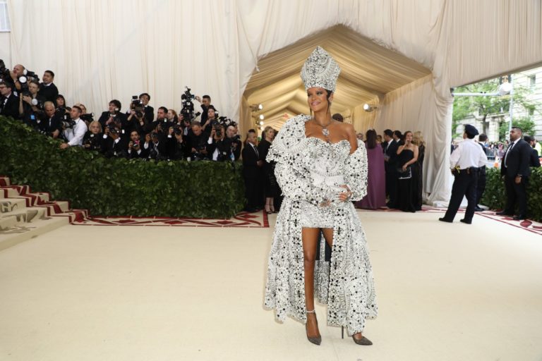 red-carpet-met-gala-2082-rihanna-superJumbo-768×512